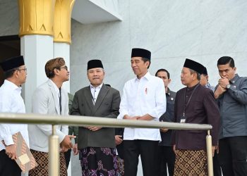 Awali Kunjungan Kerja Hari Kedua, Presiden Jokowi Terima Mushaf Al-Quran