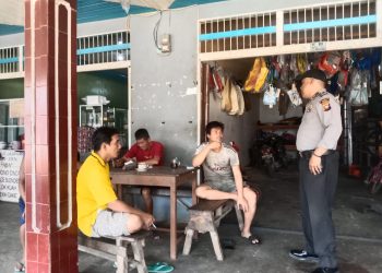 Sampaikan Himbauan Kamtibmas Personil Polsek Air Besar Laksanakan Patroli Dialogis