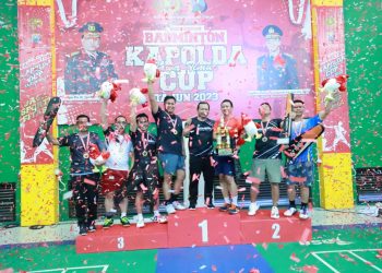 Kapolda Jatim Serahkan Piala dan Medali Kepada Juara Badminton Kapolda Cup 2023