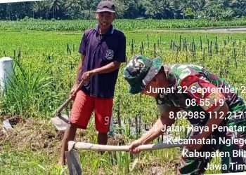 Jumat Bersih, Babinsa Koramil Nglegok Bersama Warga Masyarakat Bersihkan Lingkungan
