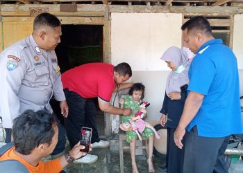 Salut Polisi di Blitar Ini Setia Antar dan Dampingi Pengobatan Warga Disabilitas