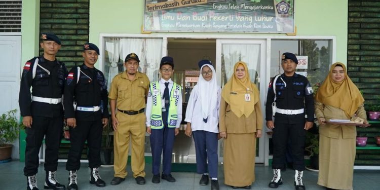 Brimob Kalbar Go To School ke SMPN 16 Pontianak