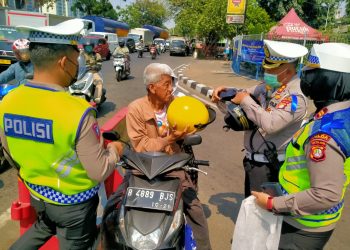 Satlantas Jakarta Barat bagi bagi helm gratis kepada pengendara