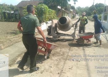Peduli Pembangunan Di Desa Binaannya, Babinsa Koramil Wlingi Gelar Gotong Royong Bersama