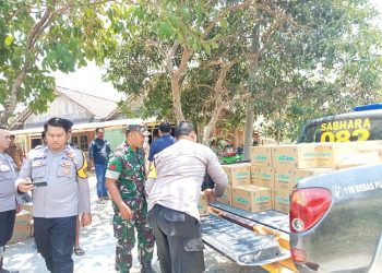 Polres Nganjuk Bersama AKD Lengkong dan Jatikalen Sumbangkan Air Minum Dalam Kemasan untuk Warga Desa Pule