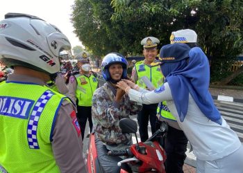 Hari Ke 10 pelaksanaan Operasi Zebra Tahun 2023, Satlantas Jakarta Barat bersama dengan jasa Rahaja Jakarta Barat bagi bagi helm gratis kepada pengendara yang melintas di Tl tomang