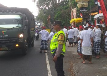 *Bhabinkamtibmas Desa Sembung Sampaikan Pesan Kamtibmas Kepada Warga Saat Kunjungan Bupati Tabanan Ke Pura Aseman*