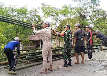 Kompak, Babinsa Koramil Bakung Bersama Warga Masyarakat Gelar Gotong Royong Rehab Masjid Al Ikhlas