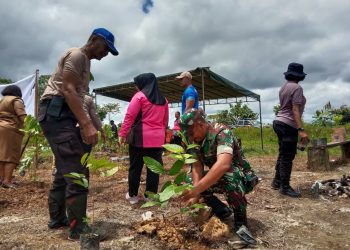 Sebagai Bentuk Kepedulian Kepada Lingkungan, Danramil 1710-02/Timika Turut Menanam Pohon Pada Acara Polri Lestari Negeri