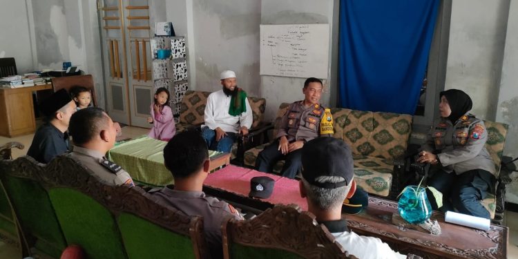 Polres Blitar Laksanakan Sambang Dan Berikan Penyuluhan bahaya Narkoba 