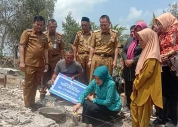 *Kepala Dinas Perumahan Rakyat dan Kawasan Permukiman Kabupaten Tuba, Drs. Okta Heri Alsyah, M.Si., Launcingkan Program Bedah Rumah.*