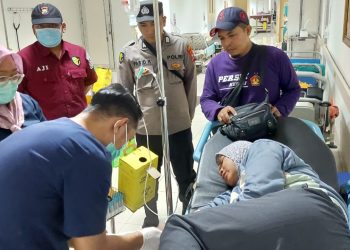 Gercep Polres Kediri Kota Bantu Suporter Yang Sakit di Stadion Brawijaya