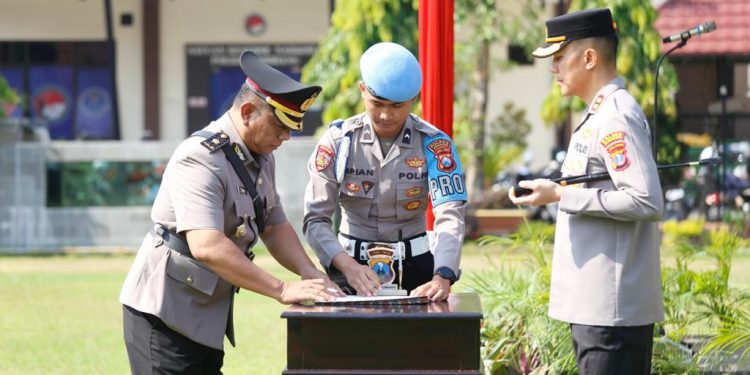 Kapolres Jombang Pimpin Upacara Serah Terima Jabatan Kabag, Kasat dan Kapolsek Jajaran*