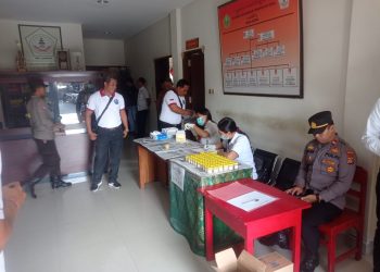 *Tes Urine Oleh Reserse Narkoba Polres Tabanan Bersama BNK Dan Dinas Kesehatan Kab.Tabanan Dikantor Desa Kediri, Tabanan*