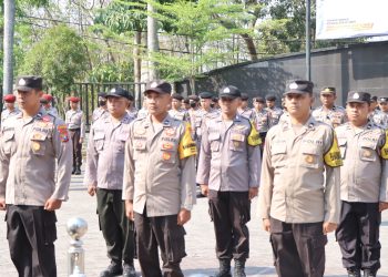 Kapolres Nganjuk Beri Penghargaan 6 Anggota Bhabinkamtibmas yang Berprestasi