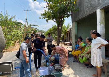 Kapolres Nganjuk Berangkatkan Bansos Air Bersih dalam Rangkaian Kegiatan HUT Humas Polri Ke- 72 Tahun 2023