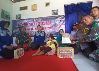 Bikin Haru. Sambut HUT ke-78 TNI, Kapolres Jombang Bantu Pengobatan Anak Penderita Cerebral Palsy