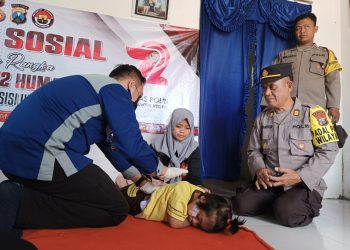 Dalam Rangka HUT TNI, Bhabinkamtibmas dan Babinsa Bantu Pengobatan Anak Penderita Cerebral Palsy*