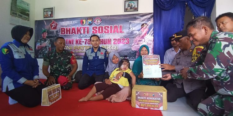 Dalam Rangka HUT TNI, Bhabinkamtibmas dan Babinsa Bantu Pengobatan Anak Penderita Cerebral Palsy*