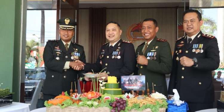 HUT TNI Ke-78, Surprise Kapolres Kediri Kota Untuk Kodim 0809 Kediri