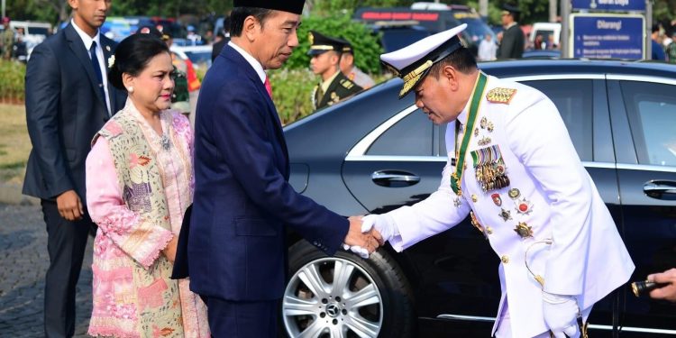 Saksikan Defile Pasukan dan Pawai Alutsista TNI, Presiden: Sangat Komplet