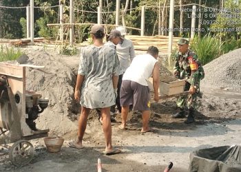 Dukung Pembangunan Di Wilayah Binaannya, Babinsa Koramil Doko Gelar Kerja Bakti Bersama