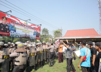 *Tingkatkan Kesiapsiagaan Menjelang Pemilu: Polres Blitar Gelar Pelatihan Sispamkota*