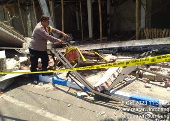 Polisi Jombang Selidiki Identitas Tukang Becak yang meninggal Tertimpa Tembok Bangunan*