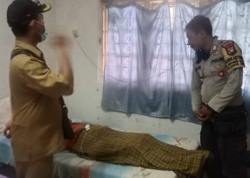 Bhabinkamtibmas Kelurahan Sukabumi Selatan Polsek Kebon Jeruk Bripka Endi Toro bersama dengan Bapak Yusmar dari petugas kesehatan Kelurahan Sukabumi Selatan, Kecamatan Kebon Jeruk, Jakarta Barat, telah melaksanakan kunjungan dan kontrol kesehatan kepada seorang warga yang sakit menahun,