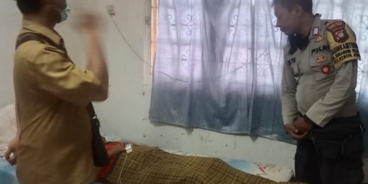 Bhabinkamtibmas Kelurahan Sukabumi Selatan Polsek Kebon Jeruk Bripka Endi Toro bersama dengan Bapak Yusmar dari petugas kesehatan Kelurahan Sukabumi Selatan, Kecamatan Kebon Jeruk, Jakarta Barat, telah melaksanakan kunjungan dan kontrol kesehatan kepada seorang warga yang sakit menahun,