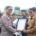 Polresta Banyuwangi Serahkan Hadiah Lomba Yel-Yel dan Lomba Kebersihan Tour of Kemala 2023