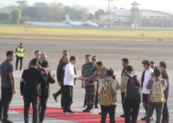 Kapolda Bali mendampingi Kapolri dan Panglima TNI Sambut Kedatangan Presiden RI di Pulau Bali
