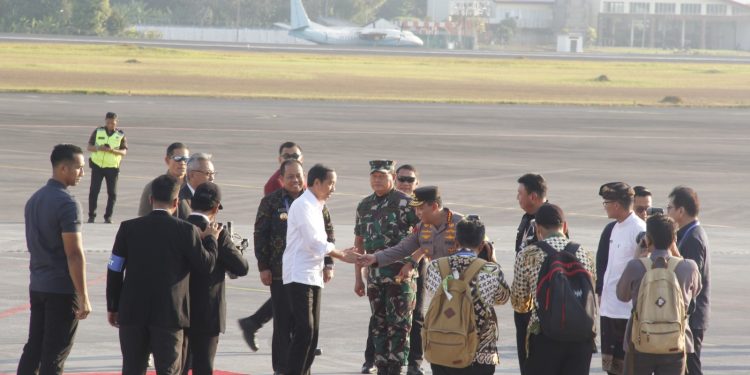Kapolda Bali mendampingi Kapolri dan Panglima TNI Sambut Kedatangan Presiden RI di Pulau Bali