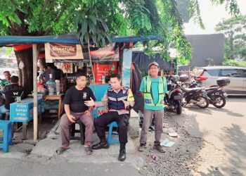 Bhabinkamtibmas Kelurahan Srengseng Polsek Kembangan, Aiptu Agus Riyanto, menjalankan tugasnya dengan penuh dedikasi dan kesadaran terhadap keamanan masyarakat.
