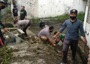 Peduli Kebersihan Lingkungan, Babinsa Koramil Sananwetan Bersama Warga Laksanakan Pembersihan Sungai