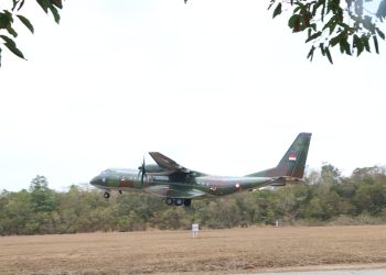 Berlatih di Lanud BNY, Instruktur Penerbang Skadron Udara 2 Mempermahir Taktik Angkut Militer Pesawat CN-295