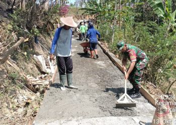 Wujud Kekompakan, Babinsa Pos Wonotirto Bersama Warga Masyarakat Laksanakan Pembangunan Jalan