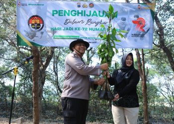 HUT Humas Polri Ke-72, Bidhumas Polda Jatim dan Jajaran Tanam Ribuan Bibit Mangrove Minimalisir Abrasi