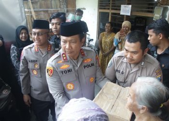 Jumat Curhat Kapolda Jatim Libatkan Tim Dokter Kepolisian Periksa Warga yang Sakit