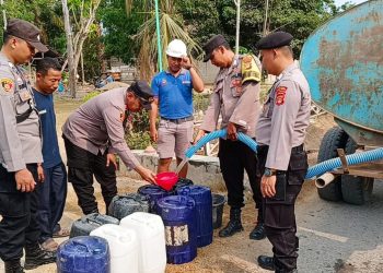 Polri Peduli Lingkungan, AKP Junaidi: Enam Ribu Liter Air Bersih Dibagikan Secara Gratis