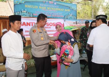 Peduli Pendidikan, Polres Bangkalan Beri Bantuan Alat Tulis Untuk Pelajar SDN 1 Lerpak