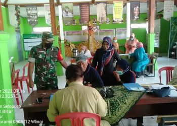 Peduli Kesehatan Warga Binaannya, Babinsa Pos Selopuro Dampingi Kegiatan Posyandu Lansia