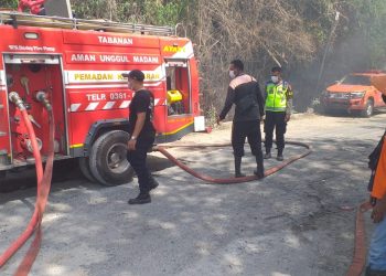 Personil Polres Tabanan Bersama PMK Tabanan Jibaku Padamkan Api Di TPA Mandung