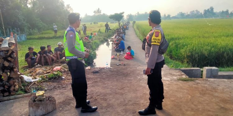 Bhabinkamtibmas Desa Beraban Berkolaborasi dengan Polisi Banjar Atensi Giat Lomba mancing
