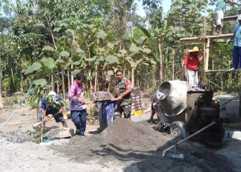 Bantu Atasi Kesulitan Warga Binaannya, Babinsa Koramil Kanigoro Terjun Langsung Ke Lapangan