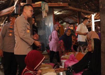 Bersama Satgas Pangan Kapolres Ponorogo Cek Pasar Jambon Pantau Harga dan Stok Bahan Pokok
