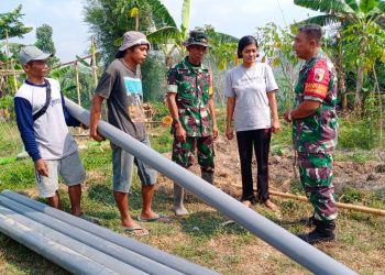 Kodim 0808/Blitar Serahkan Bantuan Material Untuk Pembuatan Sumur Bor Kepada Gapoktan Widodo Kelurahan Karangtengah