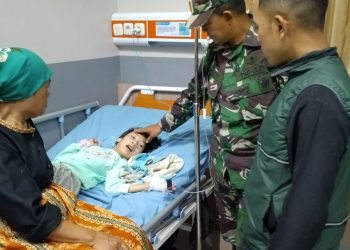 Babinsa Serka Jujun Anggota Koramil 1113/Bayongbong Kodim 0611/Garut,membantu Warga yang sakit Diwilayah Binaannya.