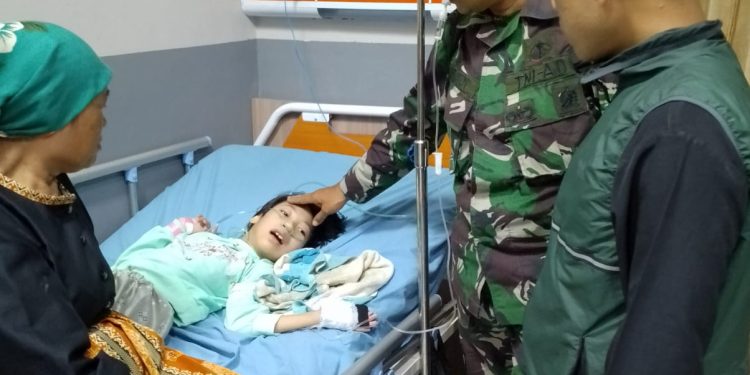 Babinsa Serka Jujun Anggota Koramil 1113/Bayongbong Kodim 0611/Garut,membantu Warga yang sakit Diwilayah Binaannya.