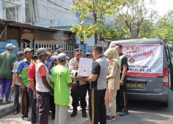 Jum’at Berkah : Polres Nganjuk Bagikan Puluhan Bungkus Sarapan Pagi untuk Tukang Becak dan Pedagang Asongan